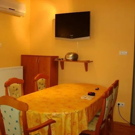 Cindy Apartman *